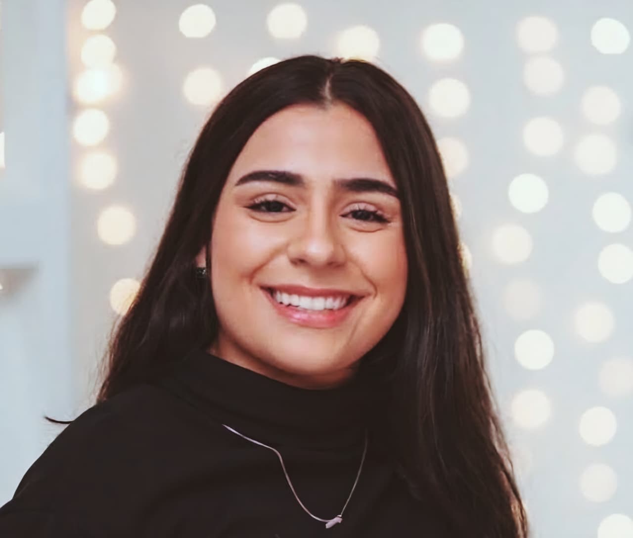 Amabile Caramello sorrindo, retrato de rosto