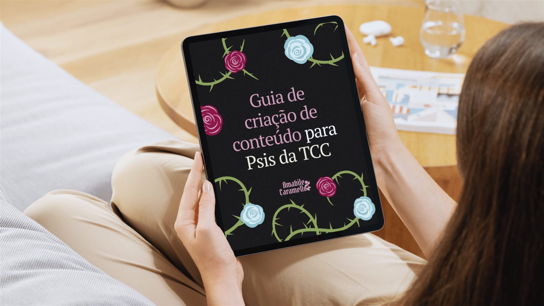 Mockup do Guia de Criação em um tablet segurado no colo