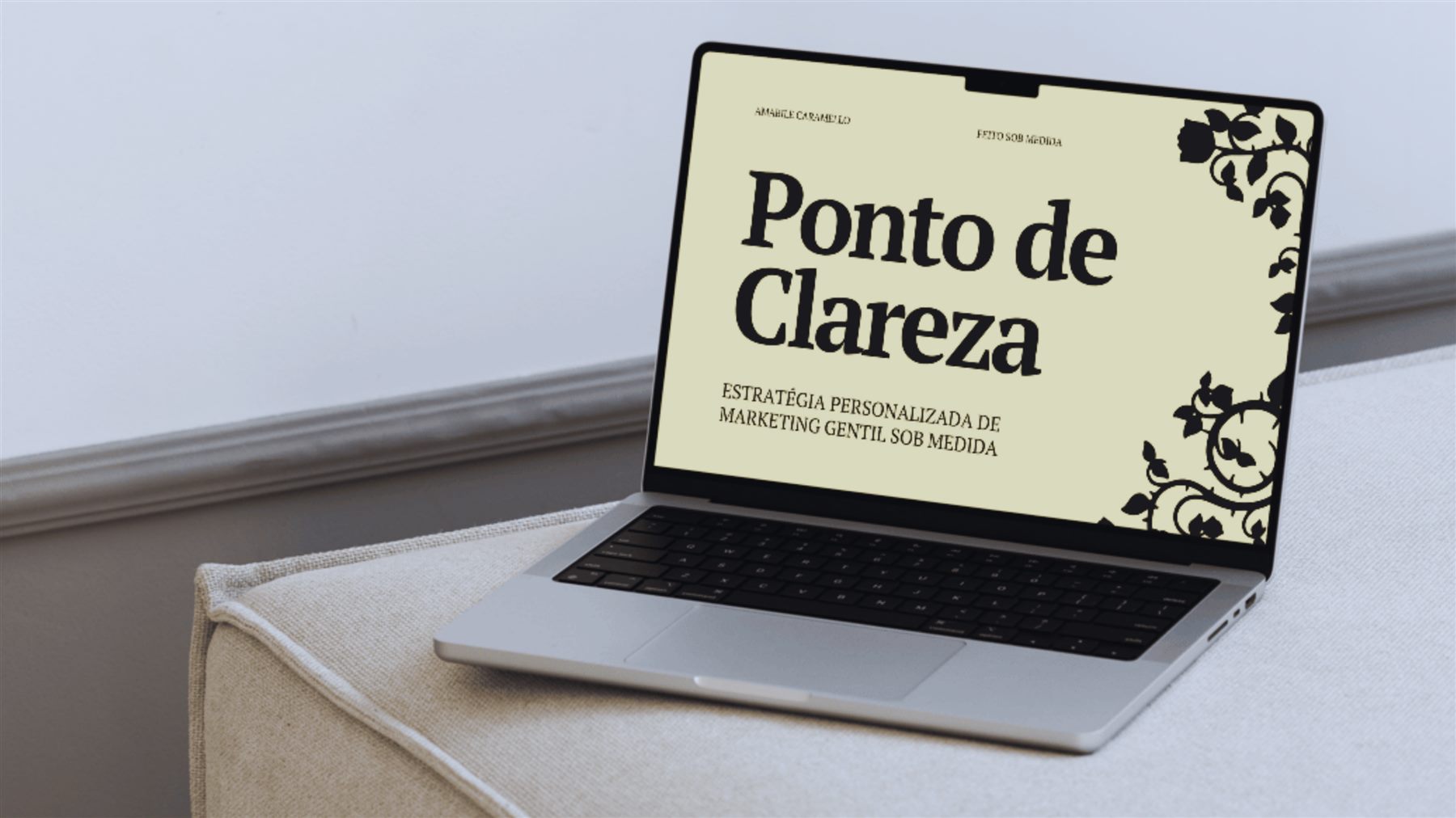 Mockup do Ponto de Clareza em um laptop sobre uma otomana